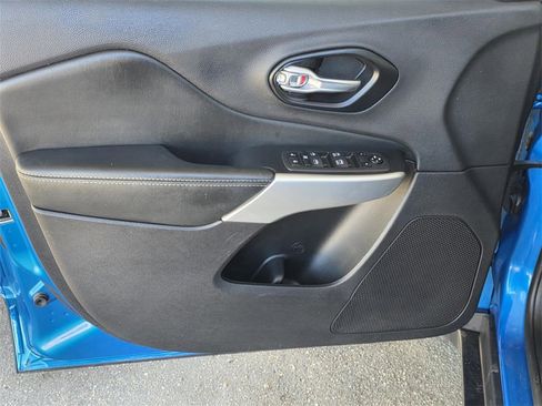 Used 2022 Jeep Cherokee Latitude w/ Sun & Sound Group image 30