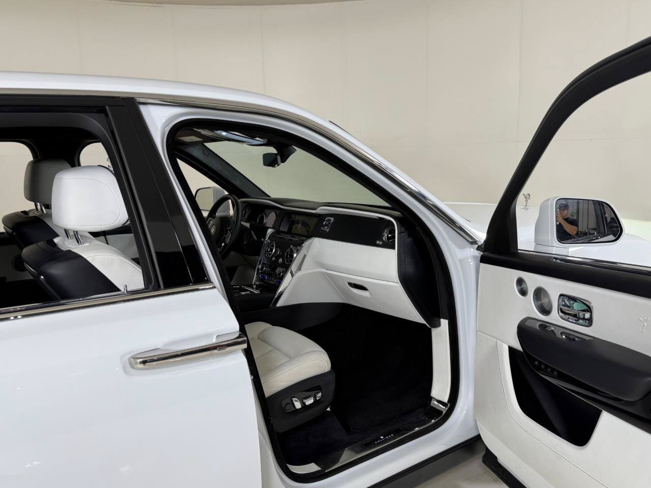 Used 2022 Rolls-Royce Cullinan w/ Cullinan Package AWD/4WD image 31