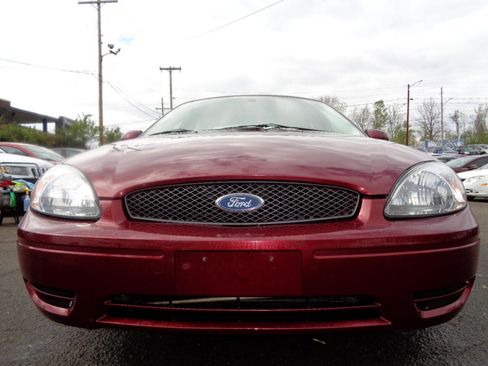 Used 2005 Ford Taurus SEL image 2