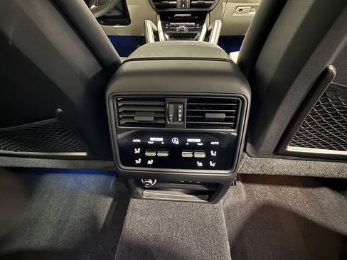 Used 2024 Porsche Cayenne AWD/4WD image 44