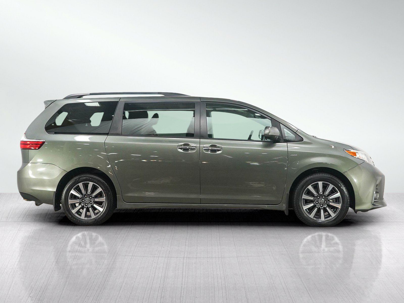 Used 2019 Toyota Sienna XLE Premium w/ Outdoor Package AWD/4WD image 6