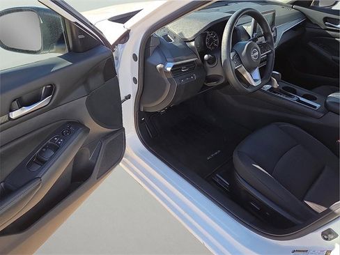 Used 2025 Nissan Altima 2.5 SV image 11