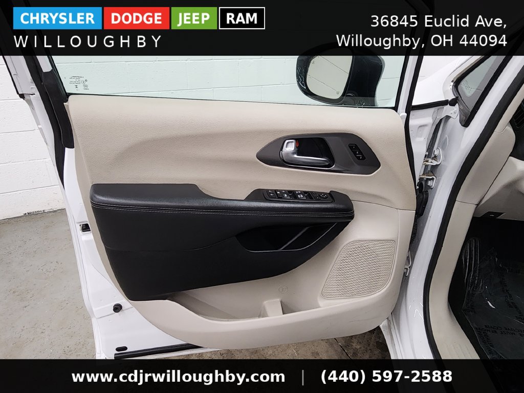 Used 2024 Chrysler Pacifica Touring-L FWD image 11