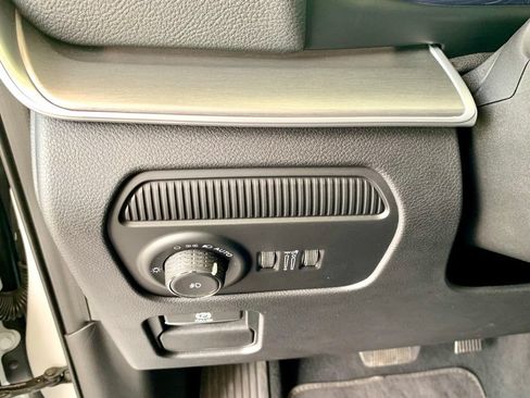 Used 2025 Jeep Wagoneer Series II w/ 8-Passenger Seating Package AWD/4WD image 34