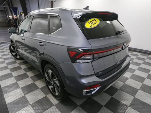 Certified 2025 Volkswagen Taos SE w/ Panoramic Sunroof Package AWD/4WD image 11