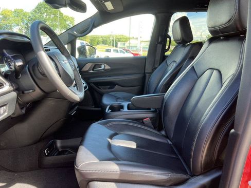 Used 2026 Chrysler Pacifica Select FWD image 3