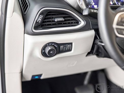 Used 2024 Chrysler Pacifica Touring-L FWD image 20