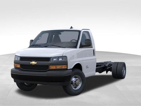 New 2025 Chevrolet Express 4500 w/ Power Convenience Package RWD image 9
