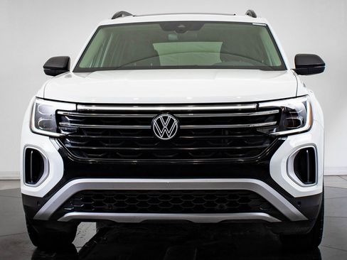 Used 2025 Volkswagen Atlas Peak Edition SE image 2