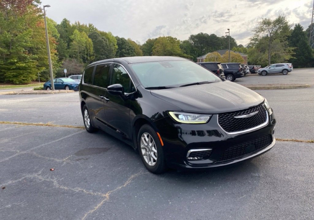 Used 2025 Chrysler Pacifica Select FWD image 2