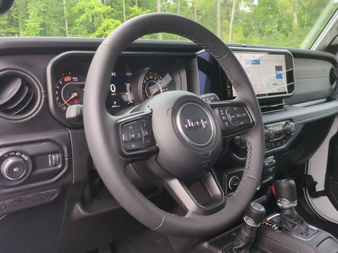 Used 2025 Jeep Wrangler Unlimited Rubicon AWD/4WD image 31