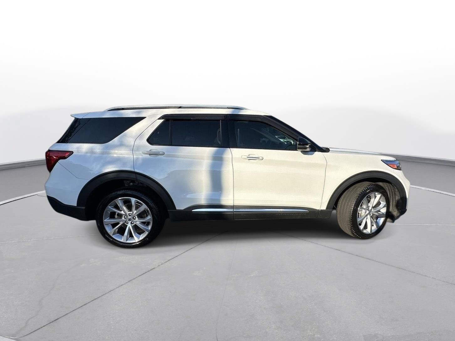 Used 2022 Ford Explorer Platinum w/ Premium Technology Package AWD/4WD image 4