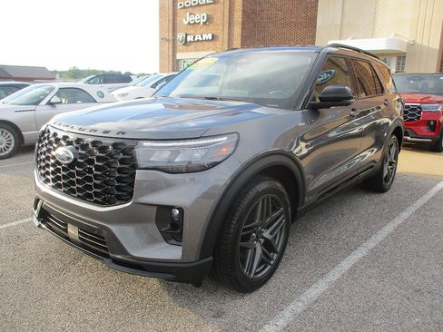 Used 2025 Ford Explorer ST-Line w/ ST-Line Street Pack AWD/4WD image 3