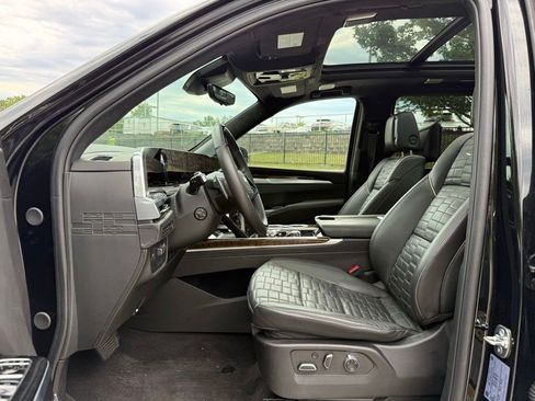 Certified 2025 Cadillac Escalade Premium Luxury Platinum w/ LPO, Floor Liner Package AWD/4WD image 22