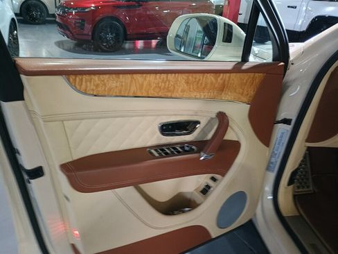Used 2019 Bentley Bentayga AWD/4WD image 14