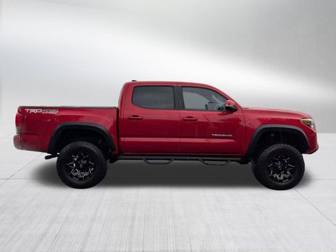 Used 2017 Toyota Tacoma TRD Off-Road w/ Premium & Technology Package AWD/4WD image 6