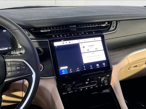 Used 2025 Jeep Grand Cherokee L Limited w/ Black Appearance Package AWD/4WD image 7