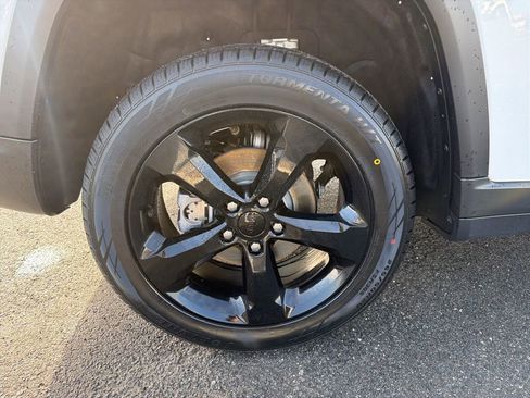 Used 2023 Jeep Grand Cherokee Limited w/ Black Appearance Package image 13