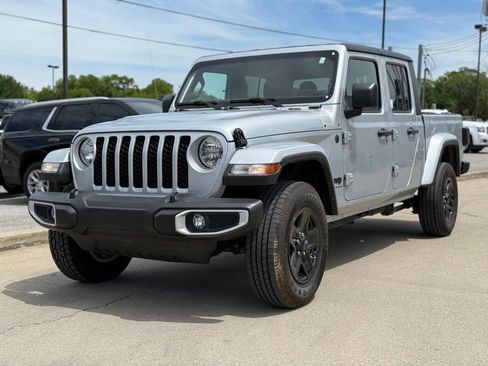 Used 2023 Jeep Gladiator Sport AWD/4WD image 2