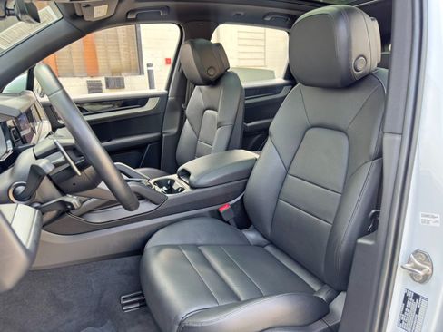 Used 2024 Porsche Cayenne AWD/4WD image 40