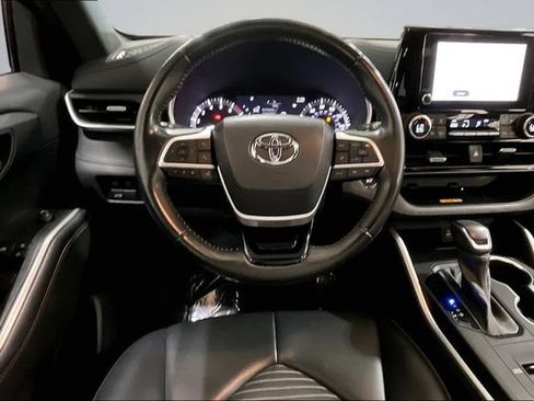 Used 2023 Toyota Highlander XSE FWD image 5