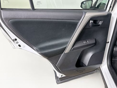 Used 2018 Toyota RAV4 LE FWD image 25