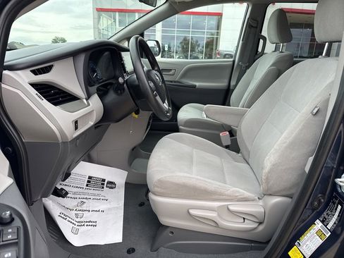 Used 2020 Toyota Sienna L FWD image 7