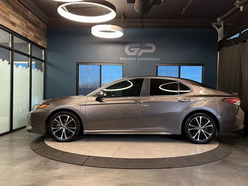 Used 2018 Toyota Camry SE image 6