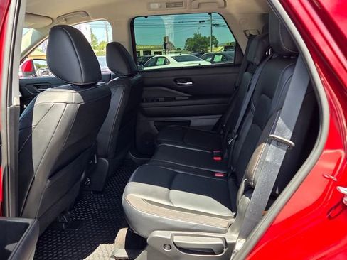 Used 2022 Nissan Pathfinder SL AWD/4WD image 6