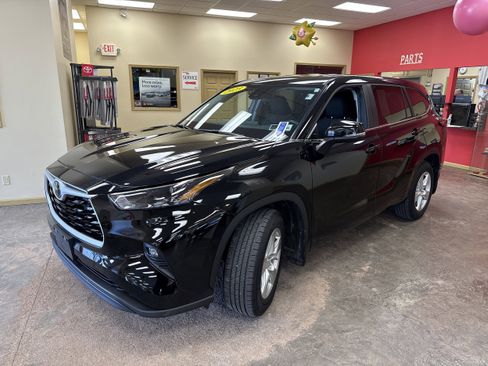 Used 2023 Toyota Highlander LE AWD/4WD image 3