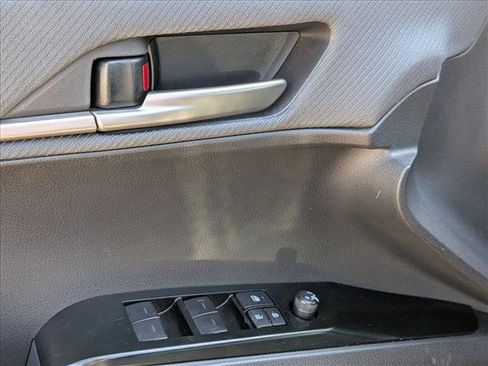 Used 2025 Toyota Camry SE image 3