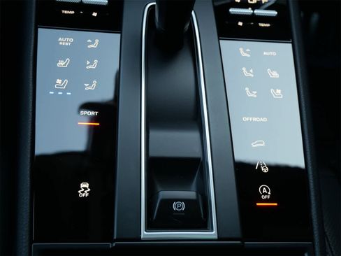 Certified 2026 Porsche Macan image 17