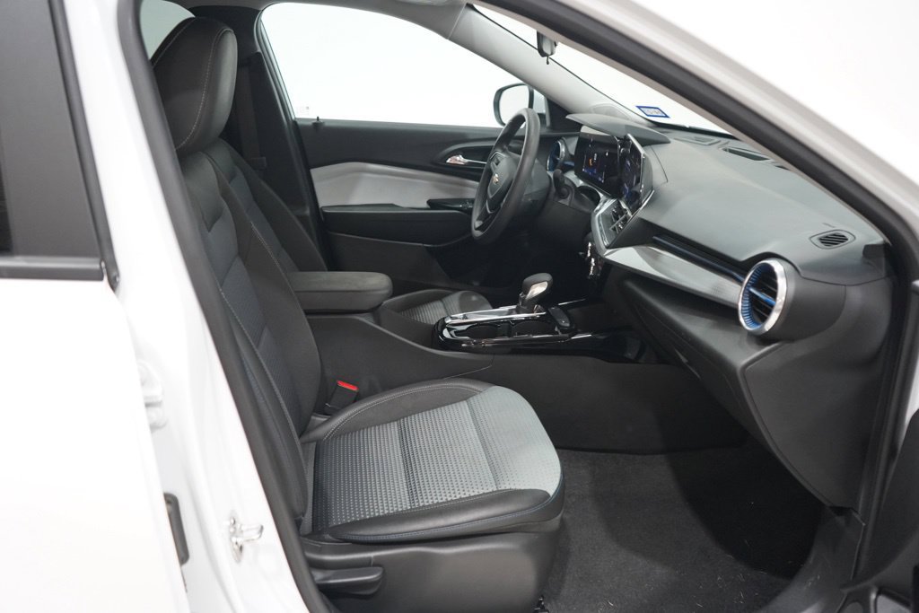 Used 2025 Chevrolet Trax LT FWD image 12