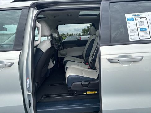 Used 2025 Kia Carnival SX FWD image 33