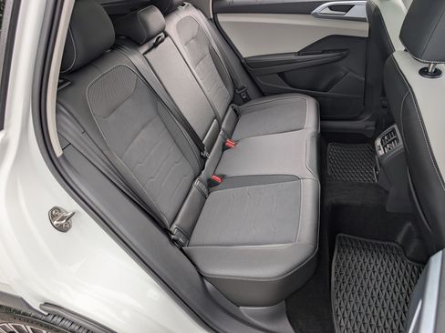 Used 2025 Volkswagen Taos SE w/ Panoramic Sunroof Package FWD image 20