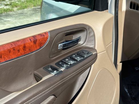 Used 2013 Chrysler Town & Country Touring FWD image 18