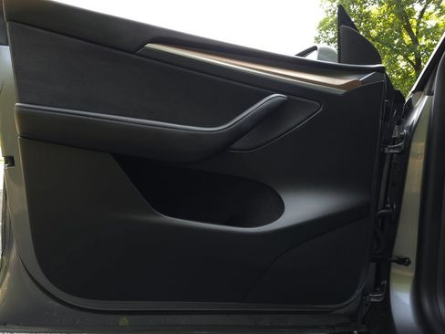 Used 2025 Tesla Model Y Long Range RWD image 27