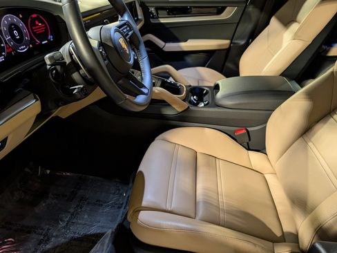 Certified 2025 Porsche Cayenne Coupe image 5