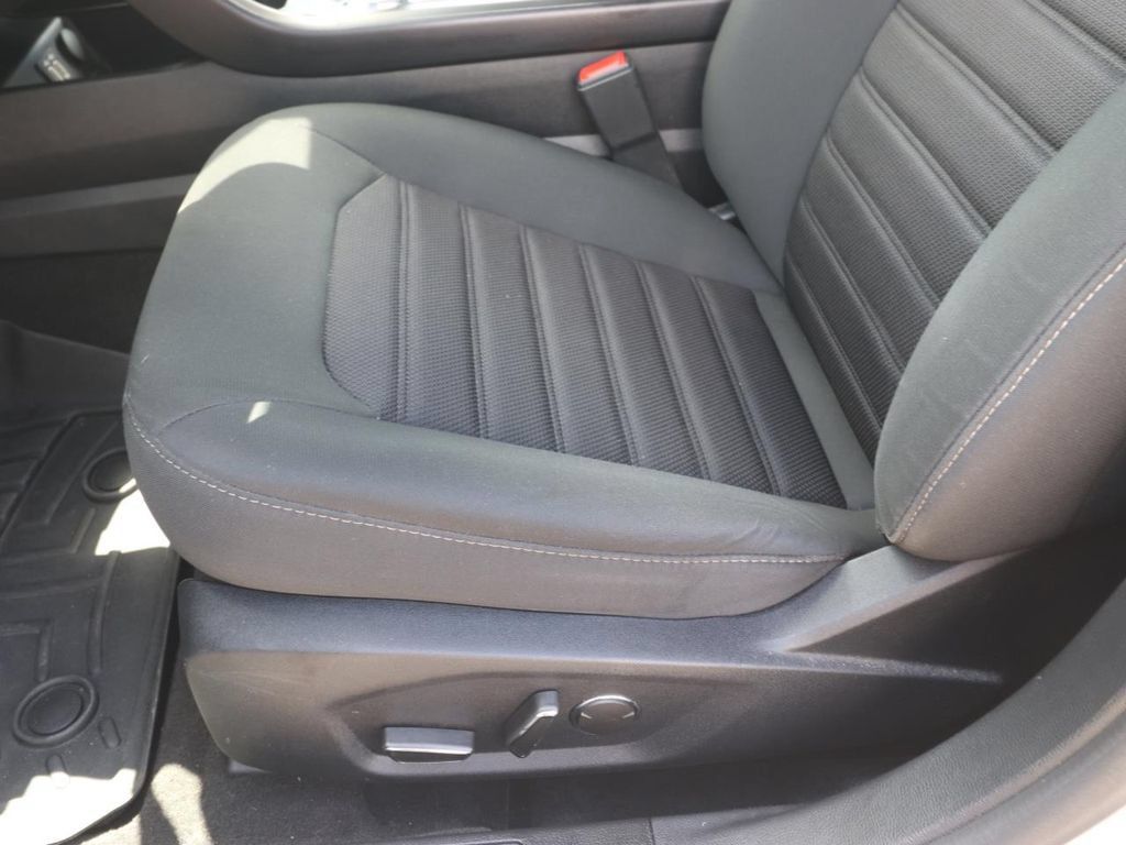 Used 2020 Ford Fusion SE FWD image 16