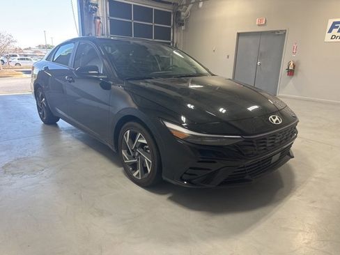 Used 2025 Hyundai Elantra SEL image 3
