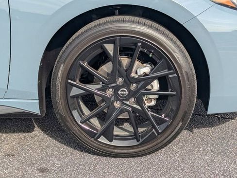 Used 2025 Nissan Sentra SR w/ Midnight Edition image 10