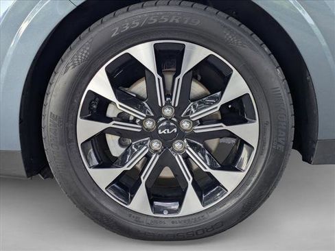 Used 2024 Kia Carnival EX FWD image 24