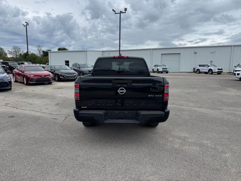 Used 2023 Nissan Frontier SV image 3