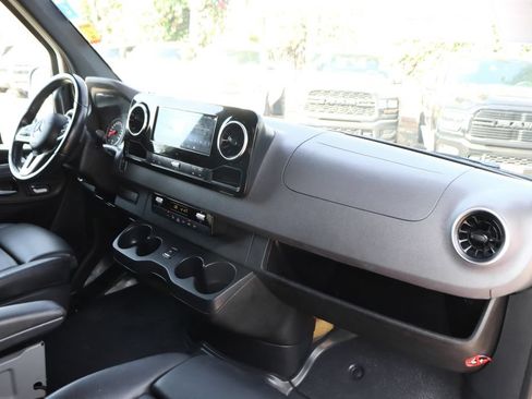 Used 2022 Mercedes-Benz Sprinter 2500 image 40