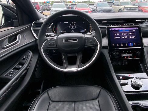 Used 2025 Jeep Grand Cherokee L Limited w/ Luxury Tech Group II AWD/4WD image 6