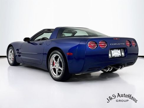 Used 2004 Chevrolet Corvette Coupe w/ Preferred Equipment Group RWD image 5