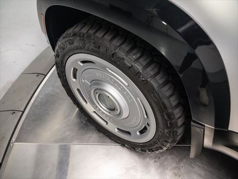 New 2025 Land Rover Defender 110 X-Dynamic SE image 16