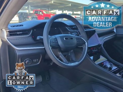 Used 2023 Jeep Grand Cherokee L Laredo image 5