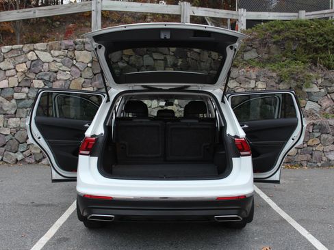 Used 2018 Volkswagen Tiguan SE w/ 3rd Row Seat Package image 10