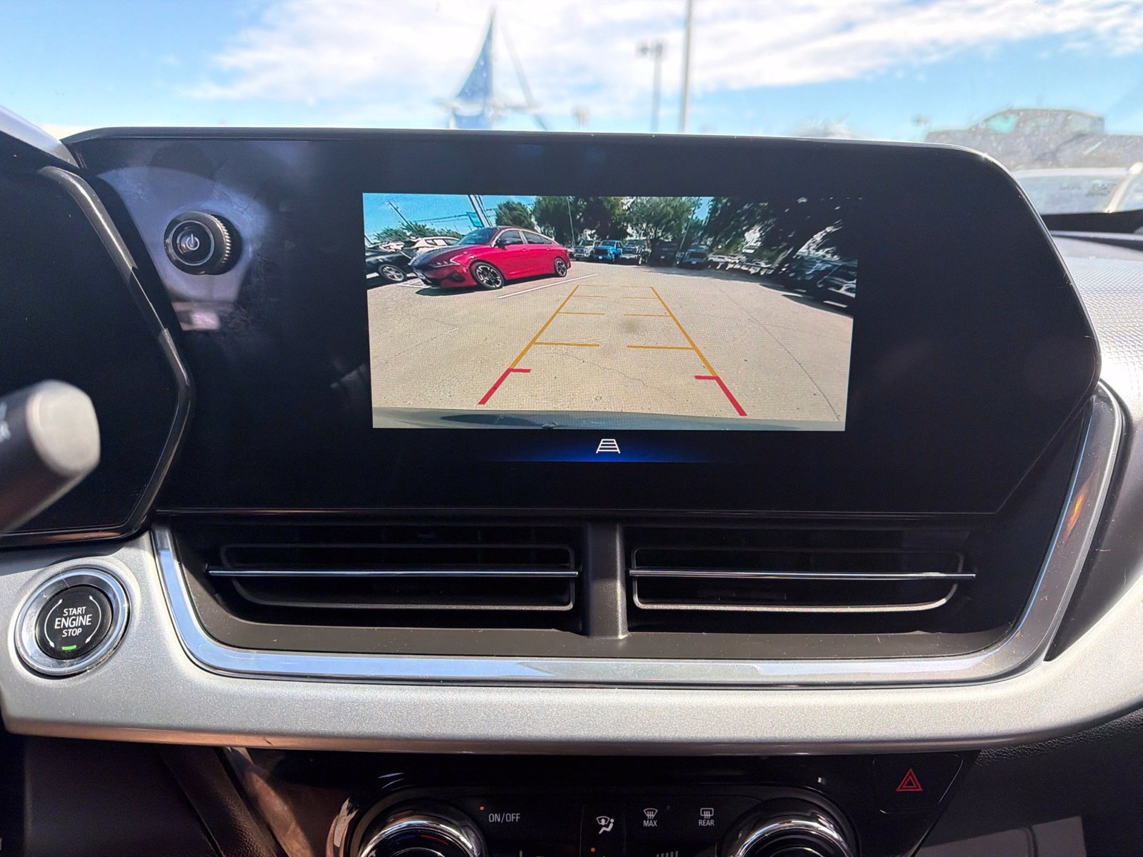 Used 2025 Chevrolet Trax LT FWD image 7